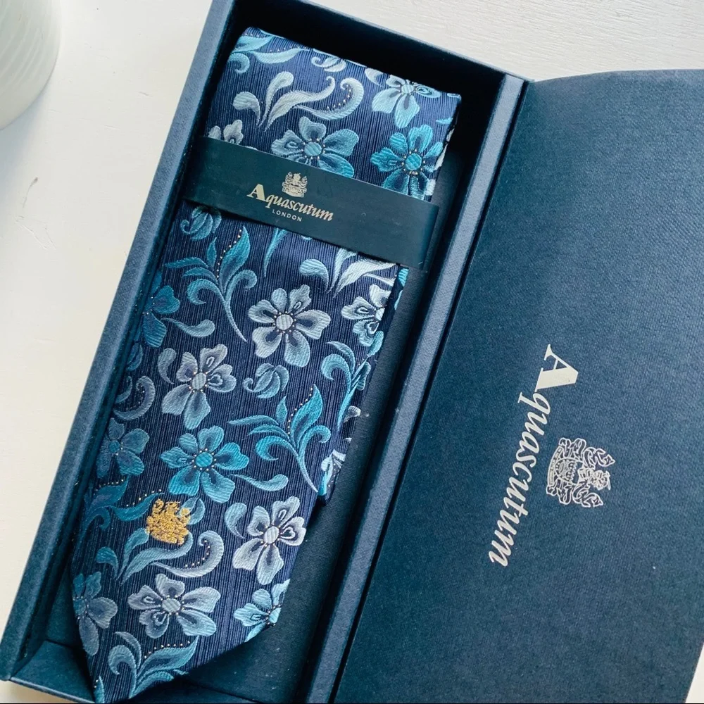 AQUASCUTUM London 6% Real Gold 94% Silk Blue Floral Mens Necktie Neck Tie NEW